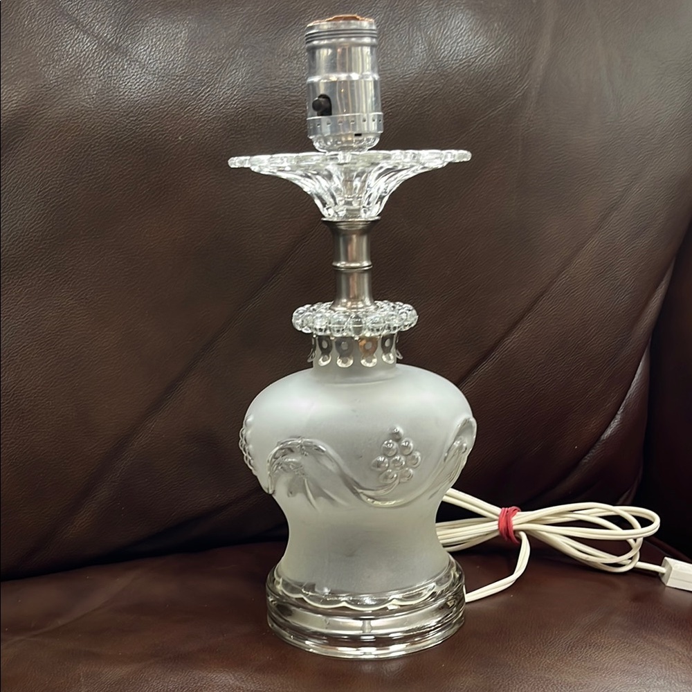 Elegant  Vintage Frosted Glass Table Lamp